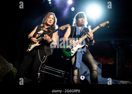 ZÜRICH, HALLENSTADION, SCHWEIZ: Dave Murray (L) und Adrian Smith (R), Gitarristen der britischen Band Iron Maiden, spielen live auf der Bühne im Hallenstadion in Zürich, für die „Legacy of Beast“ Welttournee 2018 Stockfoto