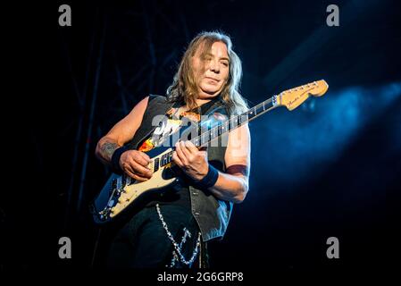 ZÜRICH, HALLENSTADION, SCHWEIZ: Dave Murray, Gitarrist der britischen Band Iron Maiden, spielt live auf der Bühne im Hallenstadion in Zürich, für die „Legacy of Beast“ Welttournee 2018 Stockfoto