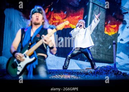 ZÜRICH, HALLENSTADION, SCHWEIZ: Adrian Smith (außer Fokus) und Bruce Dickinson (im Hintergrund), Gitarrist und Sänger der britischen Band Iron Maiden, treten live auf der Bühne des Hallenstadions in Zürich für die „Legacy of Beast“ Welttournee 2018 auf Stockfoto