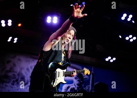 ZÜRICH, HALLENSTADION, SCHWEIZ: Dave Murray, Gitarrist der britischen Band Iron Maiden, spielt live auf der Bühne im Hallenstadion in Zürich, für die „Legacy of Beast“ Welttournee 2018 Stockfoto