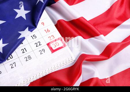 Flagge der Vereinigten Staaten von Amerika mit dem Kalender, der am dreißigsten Tag der Gedenkfeier markiert ist Stockfoto