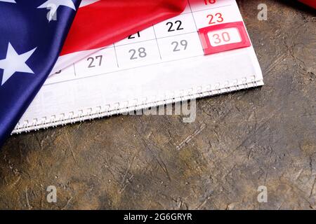 Flagge der Vereinigten Staaten von Amerika mit dem Kalender, der am dreißigsten Tag der Gedenkfeier markiert ist Stockfoto