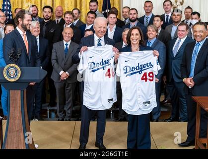 US-Präsident Joe Biden und Vizepräsident Kamala Harris halten Los Angeles Dodger Baseballtrikots während einer Zeremonie zu Ehren des Teams im East Room im Weißen Haus am 2. Juli 2021 in Washington, D.C., hoch.die Dodgers gewannen die World Series 2020. Stockfoto