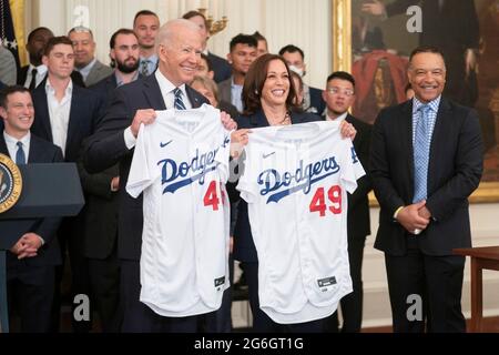 US-Präsident Joe Biden und Vizepräsident Kamala Harris halten Los Angeles Dodger Baseballtrikots während einer Zeremonie zu Ehren des Teams im East Room im Weißen Haus am 2. Juli 2021 in Washington, D.C., hoch.die Dodgers gewannen die World Series 2020. Stockfoto