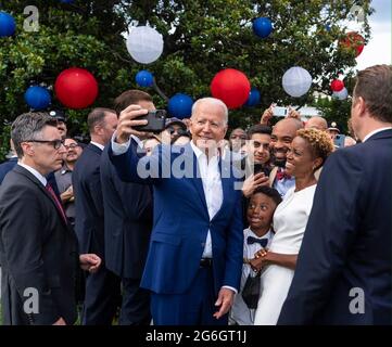 US-Präsident Joe Biden macht ein Selfie mit Gästen während der Feierlichkeiten zum Unabhängigkeitstag auf dem South Lawn im Weißen Haus am 4. Juli 2021 in Washington, D.C. Stockfoto