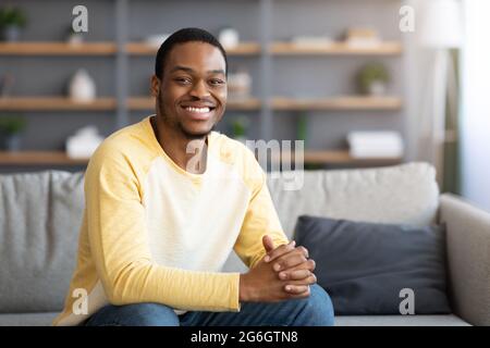 Hübscher schwarzer Mann, der allein zu Hause ruht Stockfoto