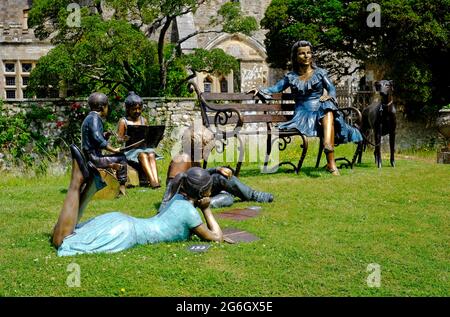 Familienskulptur in beaulieu Gardens, hampshire, england Stockfoto