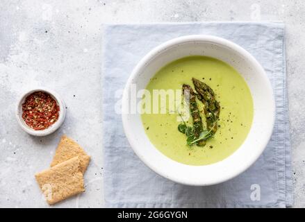 Vegane Sahnesuppe mit Spargel in Keramikschale Stockfoto