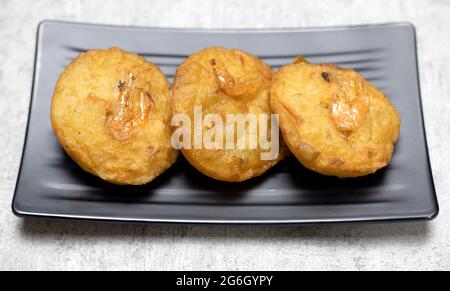 Köstliches und leckeres Bakwan, ein traditioneller Snack aus Indonesien Stockfoto