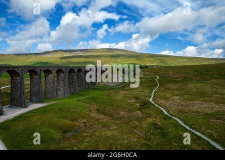 Das Ribblehead Viadukt in Yorkshire am Fuße des Whernside Gipfels Stockfoto