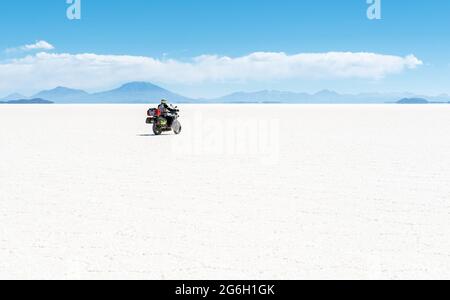 Motorradfahrer fahren durch die Salzwüste von Uyuni, Bolivien. Abenteuer Roadtrip mit Motorrad. Stockfoto