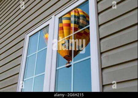 6. September 2020: Gesamtansicht der Reflexion eines Heißluftballons in einem Fenster beim Start am Sonntag, 6. September 2020 in Ithaca, New York. Rich Barnes/CSM Stockfoto