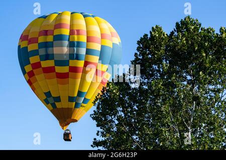 6. September 2020: Gesamtansicht eines Heißluftballons während des Fluges am Sonntag, 6. September 2020 in Ithaca, New York. Rich Barnes/CSM Stockfoto