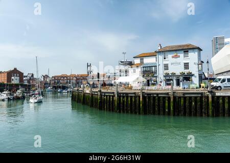 The Bridge Tavern & Restaurant neben Camber Dock, Old Portsmouth, Portsea Island, Hampshire, England, VEREINIGTES KÖNIGREICH Stockfoto