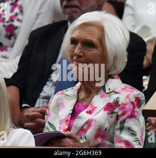 London, Gbr. Juli 2021. London Wimbledon Championships Day 8 06/07/2021 Mary Berry in the Royal Box Credit: Roger Parker/Alamy Live News Stockfoto