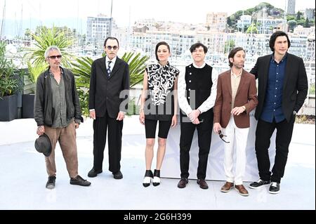 Cannes, Frankreich. 06. Juli 2021, Cannes, Frankreich. Juli 2021. Regisseur Leos Cara, Russell Mael, Marion Cotillard, Ron Mael, Simon Helberg und Adam Driver beim Fotocall „Annette“ während der 74. Jährlichen Filmfestspiele von Cannes am 06. Juli 2021 in Cannes, Frankreich. Foto von David Niviere/ABACAPRESS.COM Quelle: Abaca Press/Alamy Live News Stockfoto