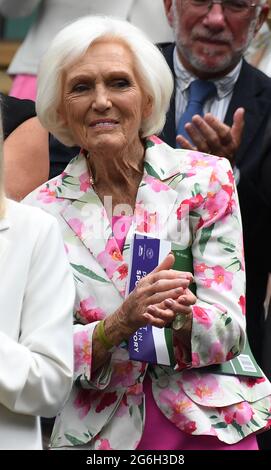 London, Gbr. Juli 2021. London Wimbledon Championships Day 8 06/07/2021 Mary Berry in the Royal Box Credit: Roger Parker/Alamy Live News Stockfoto