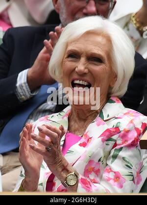 London, Gbr. Juli 2021. London Wimbledon Championships Day 8 06/07/2021 Mary Berry in the Royal Box Credit: Roger Parker/Alamy Live News Stockfoto