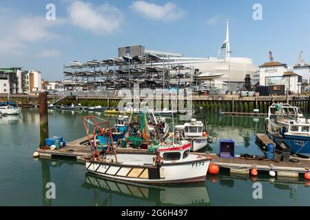 Fischerboote in Camber Docks mit KB Boat Park Dry Stack im Hintergrund, Portsmouth, Portsea Island, Hampshire, England, VEREINIGTES KÖNIGREICH Stockfoto