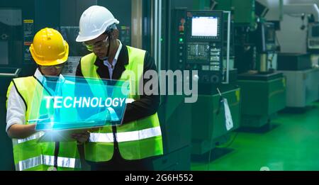 Asiatische Ingenieure männlich weiblich in der Industrie tragen Harthüte in der Industrie Fertigung Fabrik mechanische Anzeige Schnittstelle Arm Roboter Fertigung indust Stockfoto