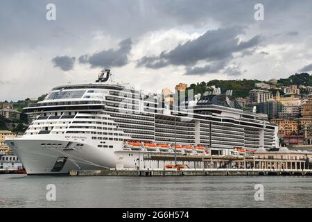 Der Kreuzfahrtdampfer MSC Grandiosa dockte an einem bewölkten Tag am Terminal im Alten Hafen (Porto Antico) an, Genua, Ligurien, Italien Stockfoto