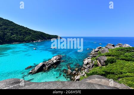 Blick von oben vom Gipfel auf Similan Island in Thailand, der Strand wird oft von Similan Tauchtouren und Schnorcheln besucht Stockfoto