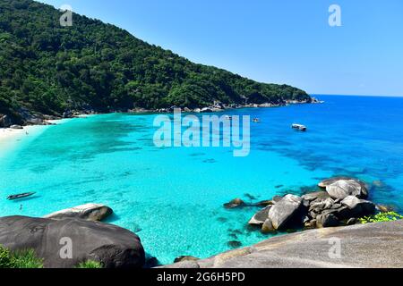 Blick von oben vom Gipfel auf Similan Island in Thailand, der Strand wird oft von Similan Tauchtouren und Schnorcheln besucht Stockfoto