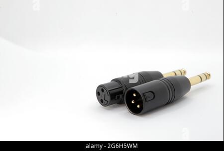 Wandlerbuchse XLR auf 6,5 mm isolierter weißer Hintergrund Stockfoto