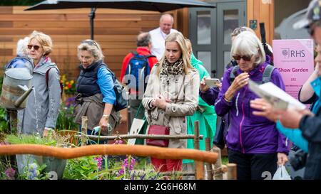 London, Großbritannien. 6. Juli 2021. Besucher sehen den Down Memory Lane Garden beim neu terminierte RHS Hampton Court Palace Garden Festival, das für die Öffentlichkeit geöffnet wurde. Die größte Blumenschau der Welt wurde 2020 aufgrund der anhaltenden Coronavirus-Pandemie abgesagt und umfasst Gärten von inspirierenden Designern, Promi-Talks, Demonstrationen und Workshops. Besucher der Show müssen die Covid-19-Protokolle beachten. Kredit: Stephen Chung / Alamy Live Nachrichten Stockfoto