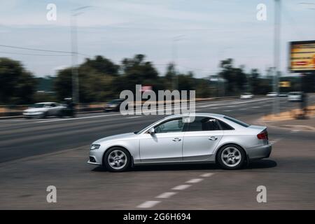 Ukraine, Kiew - 27. Juni 2021: Silberner Audi A4-Wagen fährt auf der Straße. Redaktionell Stockfoto