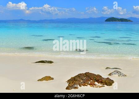 Tropischer Paradiesstrand der wunderschönen Nyaung Oo Phee Insel an sonnigen Tagen in Myanmar Stockfoto