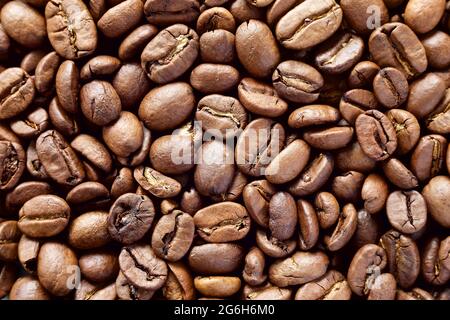 Bereit zum Mahlen von gerösteten Kaffeebohnen. Stockfoto