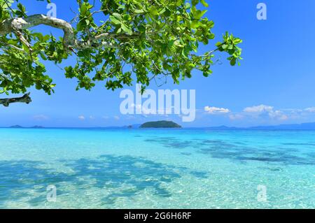 Tropisches Paradies Meer der schönen Nyaung Oo Phee Insel an sonnigen Tag in Myanmar Stockfoto