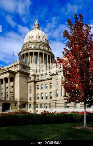 Idaho State Capital Building im Herbst der Herbst lässt blauen Himmel Stockfoto