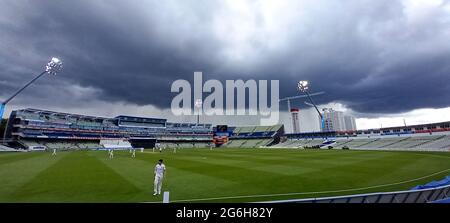 Birmingham, Großbritannien. Juli 2021. Stürmische Wolken wehen über Edgsbaston, um frühen Tee zu stärken Men's Cricket - LV= County Championship Group One - Warwickshire Bears gegen Durham Credit: SPP Sport Press Photo. /Alamy Live News Stockfoto