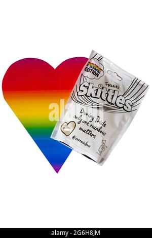 Paket mit Pride Edition Fruits Skittles Bonbons während der Pride zählt nur ein Regenbogen mit einem regenbogenfarbenen Herz, das auf weißem Hintergrund isoliert ist Stockfoto