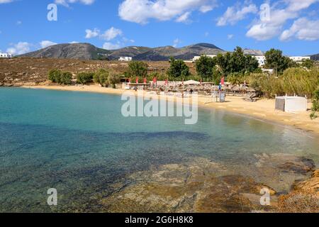 Punda Beach Paros, einer der beliebtesten Strände von Paros, liegt an der Ostküste der Insel. Kykladen, Griechenland Stockfoto
