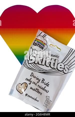 Paket mit Pride Edition Fruits Skittles Bonbons während der Pride zählt nur ein Regenbogen mit einem regenbogenfarbenen Herz, das auf weißem Hintergrund 2021 gesetzt ist Stockfoto