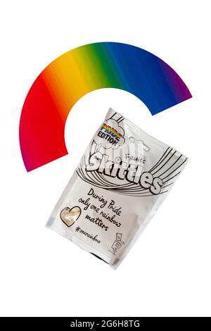 Packung Pride Edition Fruits Skittles Sweets Candy während der Pride zählt nur ein Regenbogen isoliert auf weißem Hintergrund - Ausgabe 2021 Stockfoto