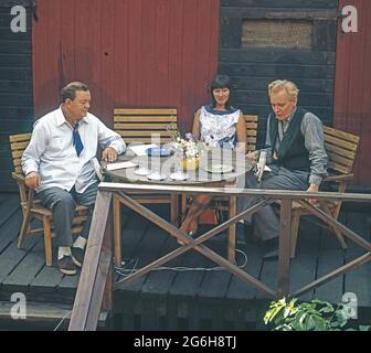 Der schwedische Schriftsteller per anders Fogelström im Fernsehstudio zusammen mit den Schauspielern monica nilsen und ake gronberg,1965 Stockfoto