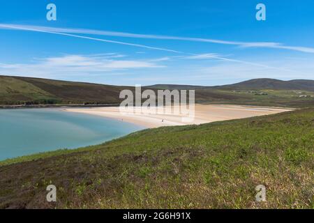 dh Waulkmill Bay ORPHIR ORKNEY Familie am einsamen Strand blaues Meer Himmel Sommer Sandstrände Menschen Ufer abgelegenen schottischen Küste Stockfoto