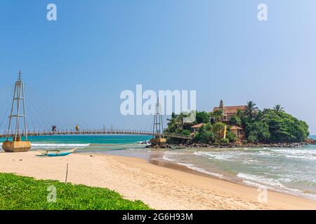 Eine kleine Insel in Strandnähe am Meer. Sri lanka - 02.02.2018 Stockfoto