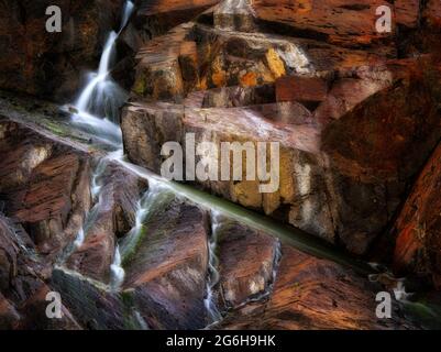 Wasserfall am Glen Alpine Creek in der Nähe von gefallenen Blätter See. California Stockfoto