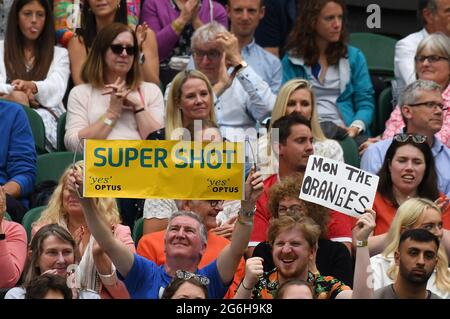 London, Gbr. Juli 2021. London Wimbledon Championships Day 8 06/07/2021 Glückliche Zuschauer am Centre Court Credit: Roger Parker/Alamy Live News Stockfoto