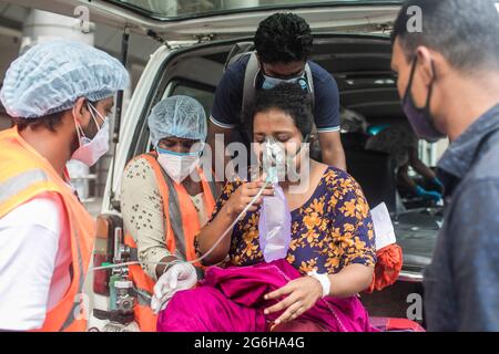 Dhaka, Bangladesch. Juli 2021. Während der Coronavirus-Pandemie wird ein Patient ins Krankenhaus der Dhaka Medical College gebracht.heute verzeichnet Bangladesch die höchsten eintägigen Infektionen mit 11,525 Fällen und 163 Toten im ganzen Land aufgrund des Coronavirus. Dies sind die höchsten Eintagesinfektionen und die zweithöchste Zahl von Covid-19-Todesfällen im Land seit Beginn der Pandemie im letzten Jahr. Kredit: SOPA Images Limited/Alamy Live Nachrichten Stockfoto