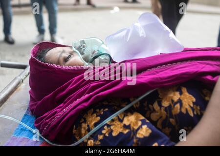 Dhaka, Bangladesch. Juli 2021. Ein Patient wird während der Coronavirus-Pandemie in das Krankenhaus der Dhaka Medical College gebracht, um dort aufgenommen zu werden. Heute verzeichnet Bangladesch mit 11,525 Fällen und 163 Toten im ganzen Land die höchsten Eintagesinfektionen aller Zeiten. Dies ist die höchste Eintagesinfektion aller Zeiten und die zweithöchste Zahl von Covid-19-Todesfällen im Land seit Beginn der Pandemie im letzten Jahr. Kredit: SOPA Images Limited/Alamy Live Nachrichten Stockfoto