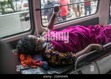 Dhaka, Bangladesch. Juli 2021. Während der Coronavirus-Pandemie wird ein Patient ins Krankenhaus der Dhaka Medical College gebracht.heute verzeichnet Bangladesch die höchsten eintägigen Infektionen mit 11,525 Fällen und 163 Toten im ganzen Land aufgrund des Coronavirus. Dies sind die höchsten Eintagesinfektionen und die zweithöchste Zahl von Covid-19-Todesfällen im Land seit Beginn der Pandemie im letzten Jahr. Kredit: SOPA Images Limited/Alamy Live Nachrichten Stockfoto