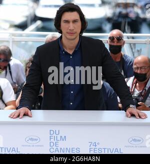Cannes, Frankreich. Juli 2021. Adam Driver kommt am Dienstag, den 6. Juli 2021, bei einer Fotozelle für den Film „Annette“ während der 74. Internationalen Filmfestspiele von Cannes in Cannes, Frankreich, an. Foto von David Silpa/UPI Credit: UPI/Alamy Live News Stockfoto