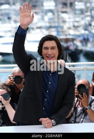 Cannes, Frankreich. Juli 2021. Adam Driver kommt am Dienstag, den 6. Juli 2021, bei einer Fotozelle für den Film „Annette“ während der 74. Internationalen Filmfestspiele von Cannes in Cannes, Frankreich, an. Foto von David Silpa/UPI Credit: UPI/Alamy Live News Stockfoto