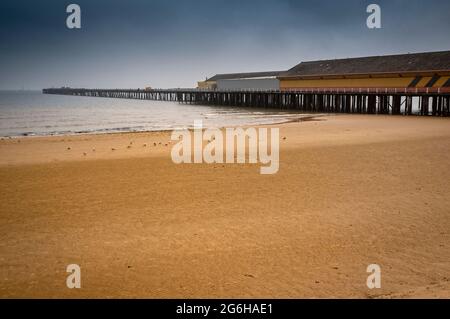 Empty Beach am Walton Pier, Walton-on-the-Naze, Essex, England - 15. August 2020 Stockfoto